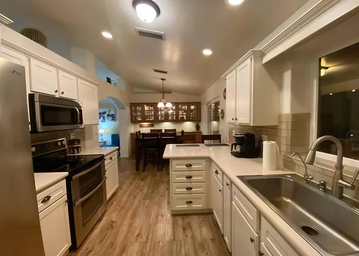 Jacuzzi Pool & Casita Wifi Ac Tvs Rv Boat Parking Holiday home *