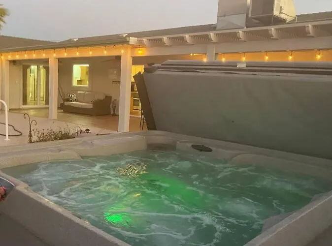 Jacuzzi Pool & Casita Wifi Ac Tvs Rv Boat Parking Holiday home Lake Havasu City
