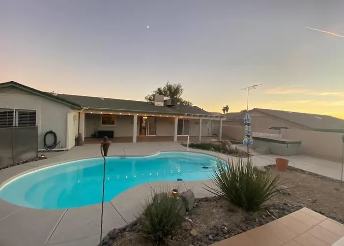 Jacuzzi Pool & Casita Wifi Ac Tvs Rv Boat Parking Holiday home Lake Havasu City
