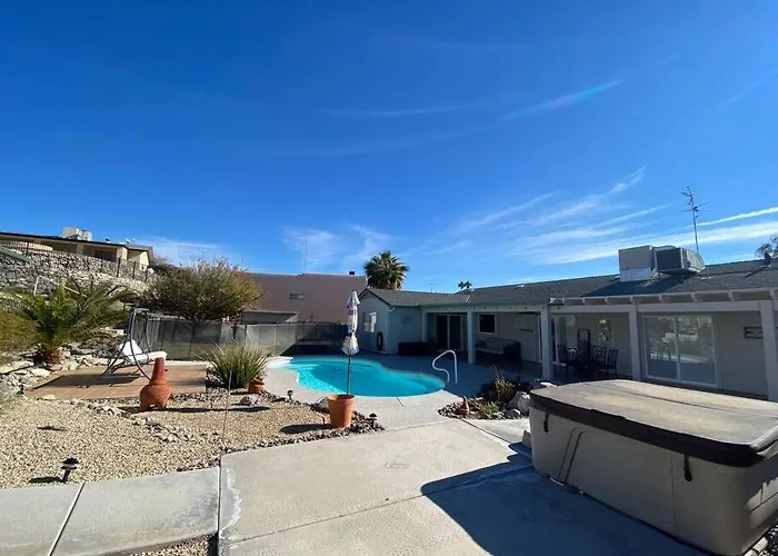 Jacuzzi Pool & Casita Wifi Ac Tvs Rv Boat Parking Holiday home Lake Havasu City