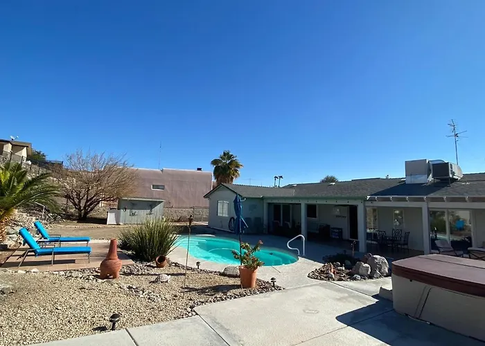 Jacuzzi Pool & Casita Wifi Ac Tvs Rv Boat Parking Holiday home Lake Havasu City