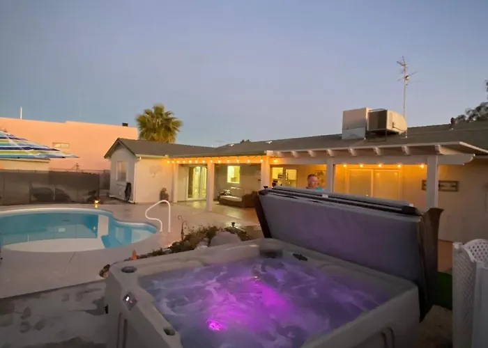 Jacuzzi Pool & Casita Wifi Ac Tvs Rv Boat Parking Holiday home Lake Havasu City