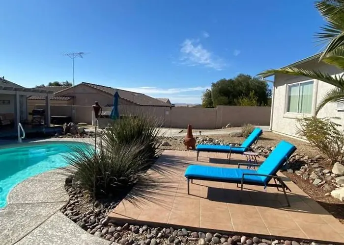 Jacuzzi Pool & Casita Wifi Ac Tvs Rv Boat Parking Holiday home Lake Havasu City