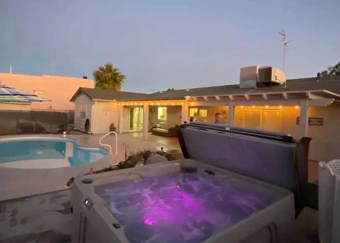 Jacuzzi Pool & Casita Wifi Ac Tvs Rv Boat Parking Holiday home